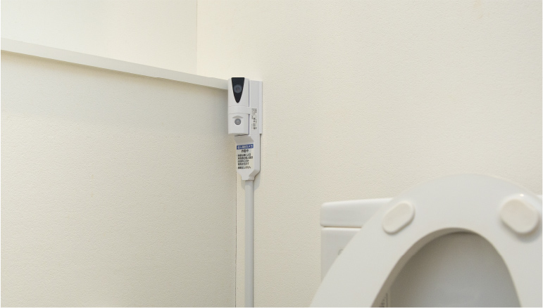 トイレに設置されているモニタは利用者さんを顔認証で個別認識。便器には排泄状態を検知する機械も設置。