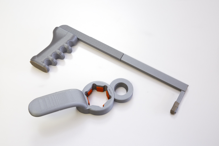生徒達が3Dプリンタで作成した福祉器具（上：高所でも低所でも物が取りやすいマジックハンド	下：車椅子などからでも簡単に蛇口・ペットボトルを空けられるオープナー）