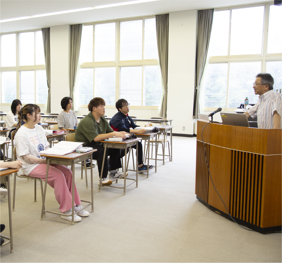 地元の医師を招いての特別授業